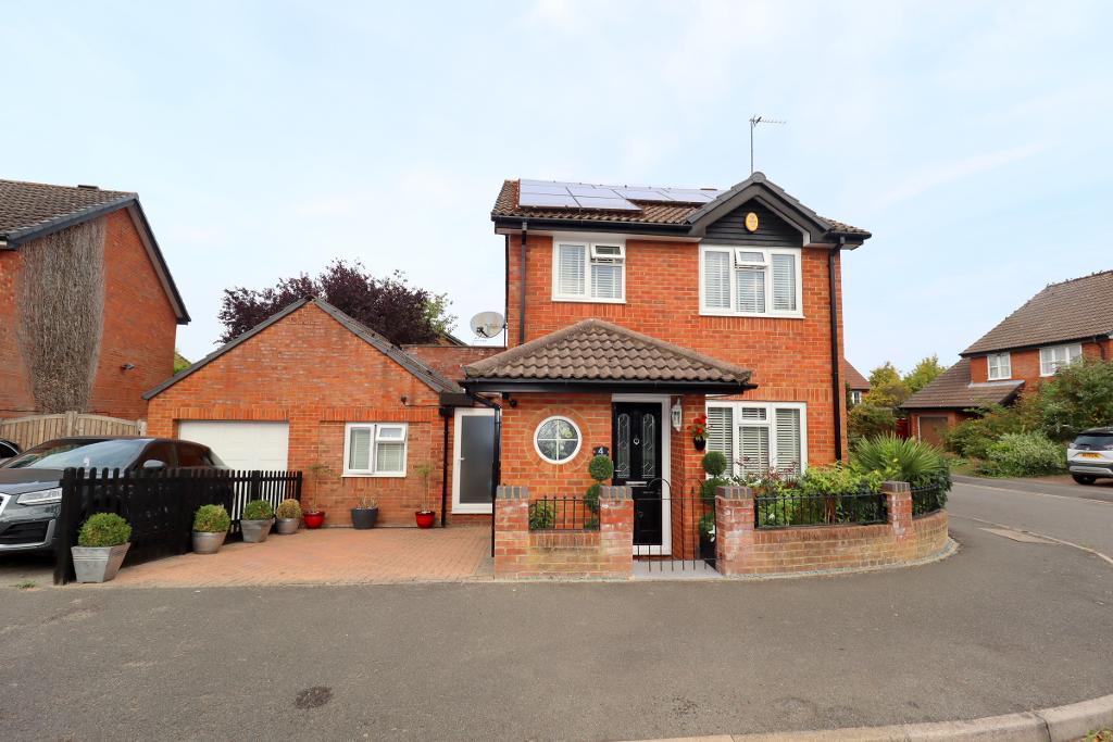 Hawkfields, Bushmead, Luton, Bedfordshire, LU2 7NN 4 bed detached house
