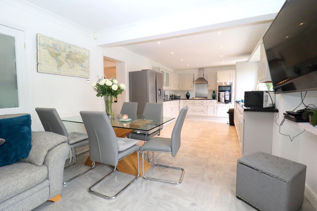 Hawkfields, Bushmead, Luton, Bedfordshire, LU2 7NN 4 bed detached house