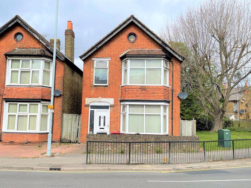 Uxbridge Road, Slough 3 bed detached house £1,600 pcm (£369 pw)