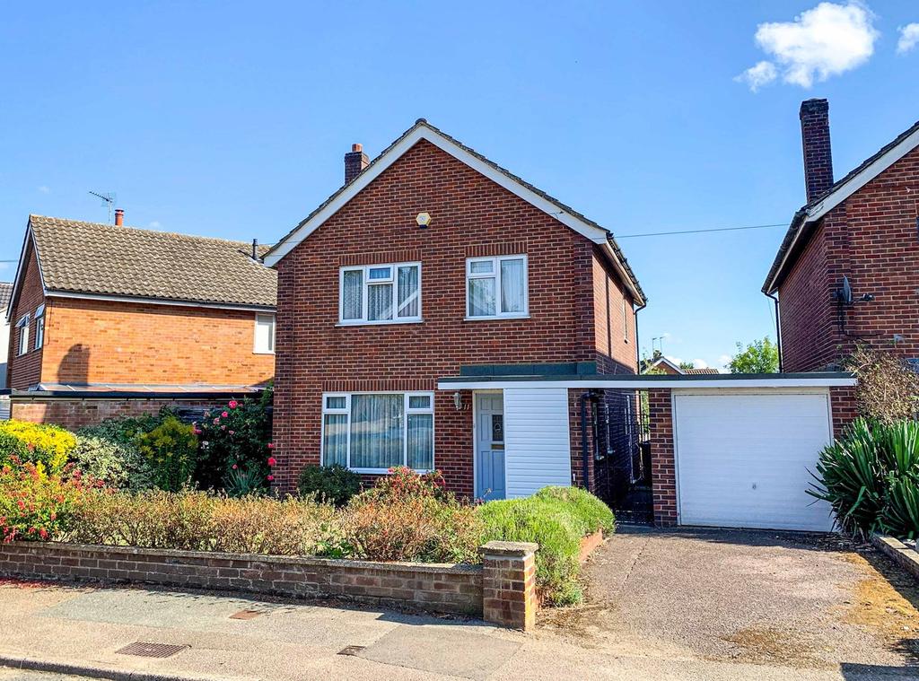Newton Drive, Sawbridgeworth, CM21 3 bed detached house £575,000