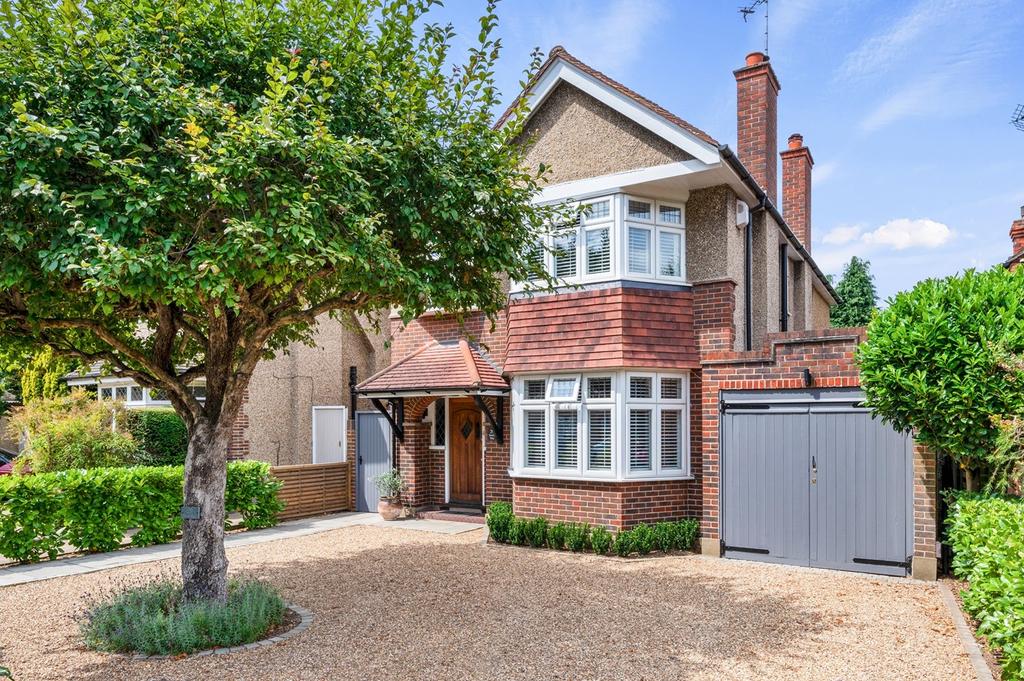 Sandy Way, WALTONONTHAMES, KT12 4 bed detached house £1,375,000