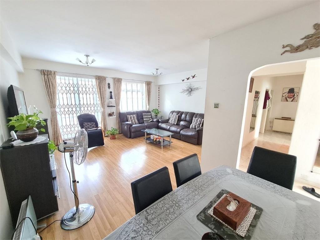Viceroy Close, East Finchley, N2 3 bed flat £2,100 pcm (£485 pw)