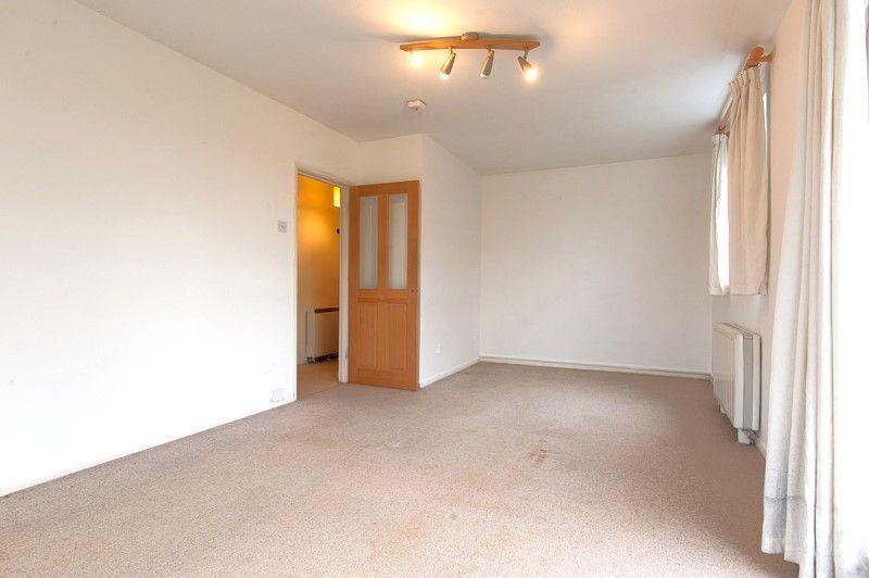 HILL VIEW ROAD, TWICKENHAM 3 bed apartment £1,850 pcm (£427 pw)