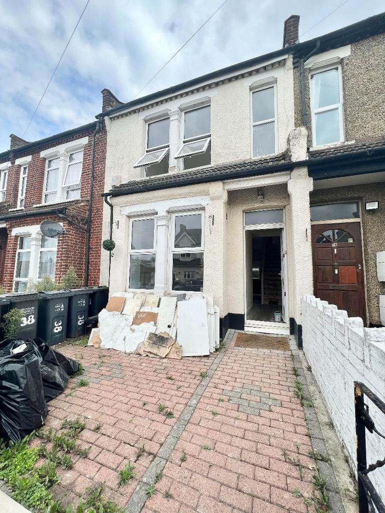 Bensham Grove, Thornton Heath 3 bed terraced house £2,000 pcm (£462 pw)