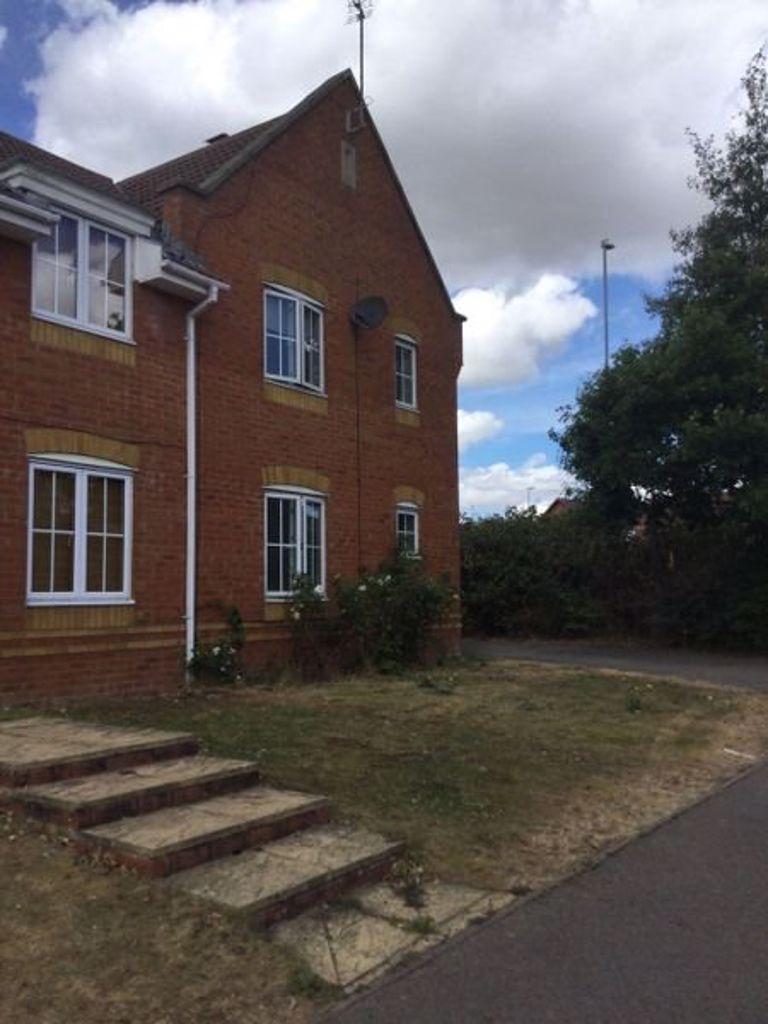 Bluebell Close Corby 3 bed house £950 pcm (£219 pw)
