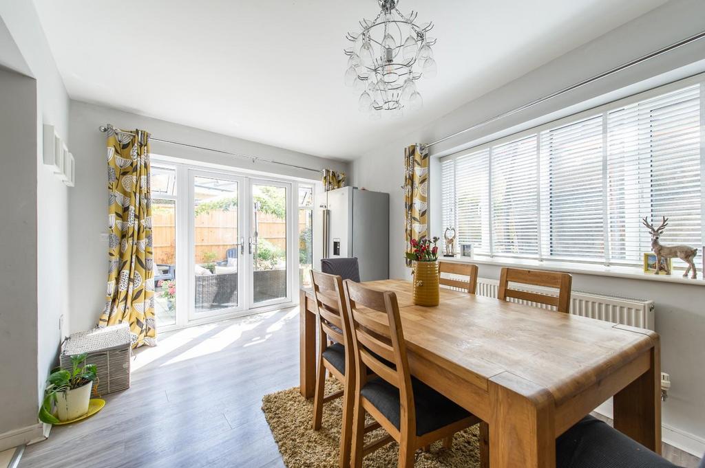 Waterstone Park, Greenhithe 5 bed semidetached house £600,000