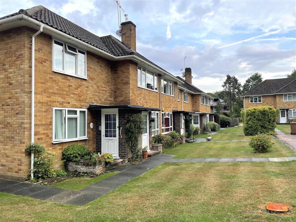 Fir Tree Court, Elstree 2 bed flat £400,000