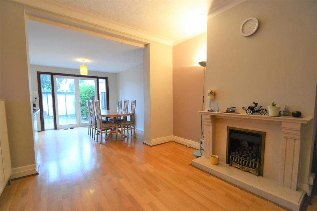 Sitting room/dining room