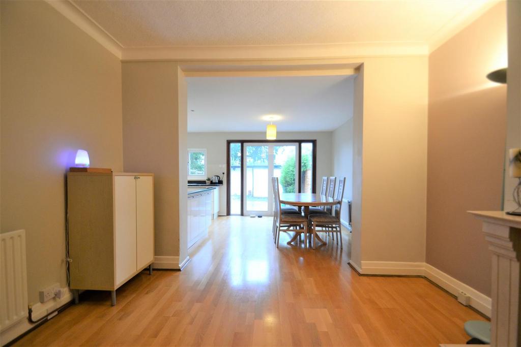 Sitting room/dining room