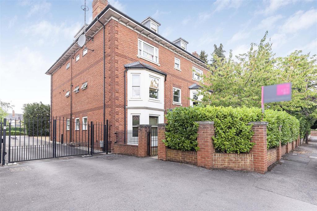 Brownlow Lodge, Brownlow Road, Reading 2 bed apartment for sale £295,000