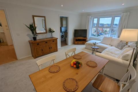 74 Cobham Close, Enfield, EN1 3SU