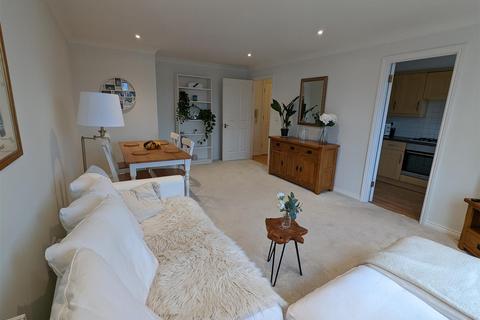 74 Cobham Close, Enfield, EN1 3SU