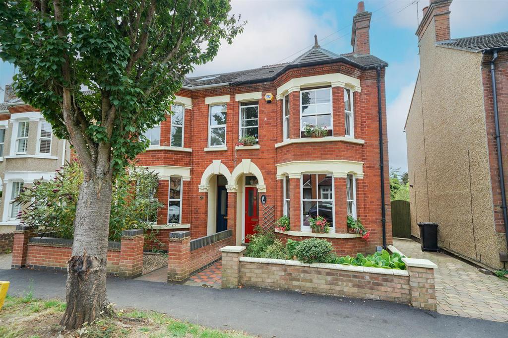 Rothschild Road, Linslade, Leighton Buzzard 3 bed semidetached house for sale £600,000