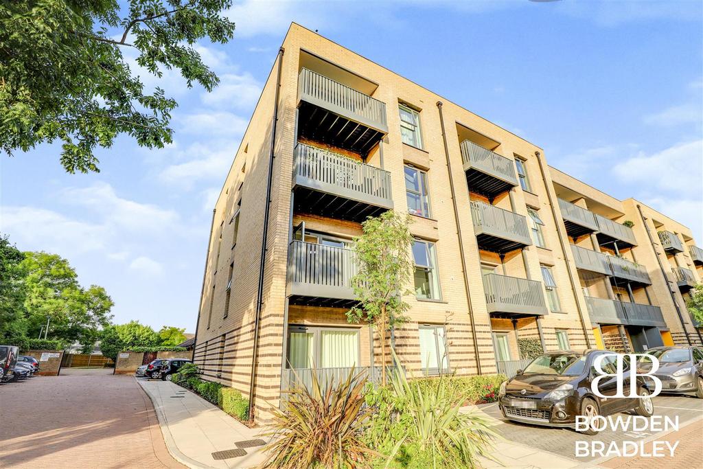 Merriam Close, Highams Park 1 bed apartment £1,300 pcm (£300 pw)