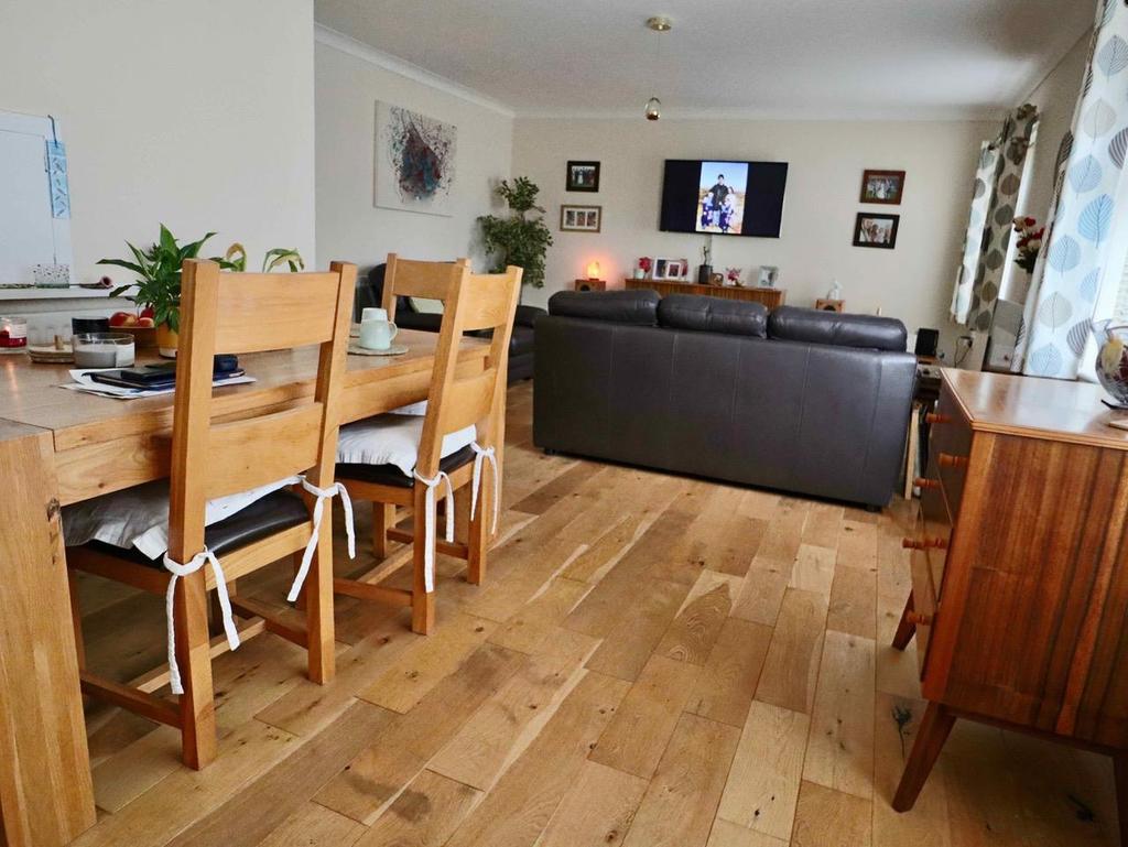 L-shaped lounge /dining room