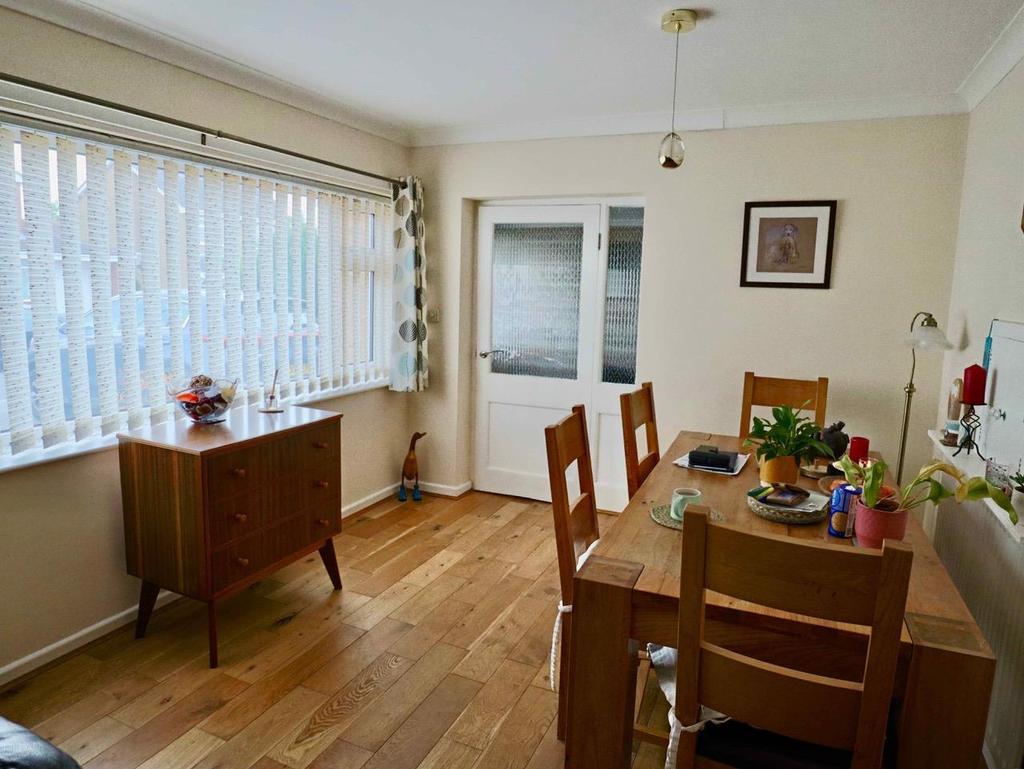 L-shaped lounge /dining room