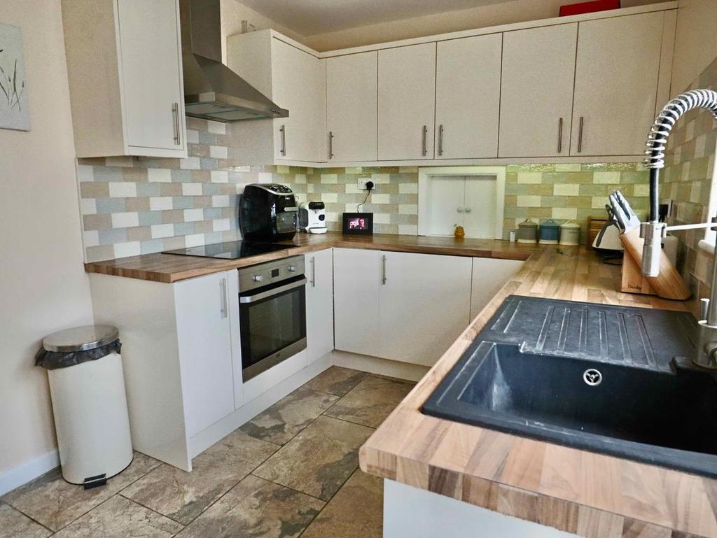 Spacious kitchen (side)