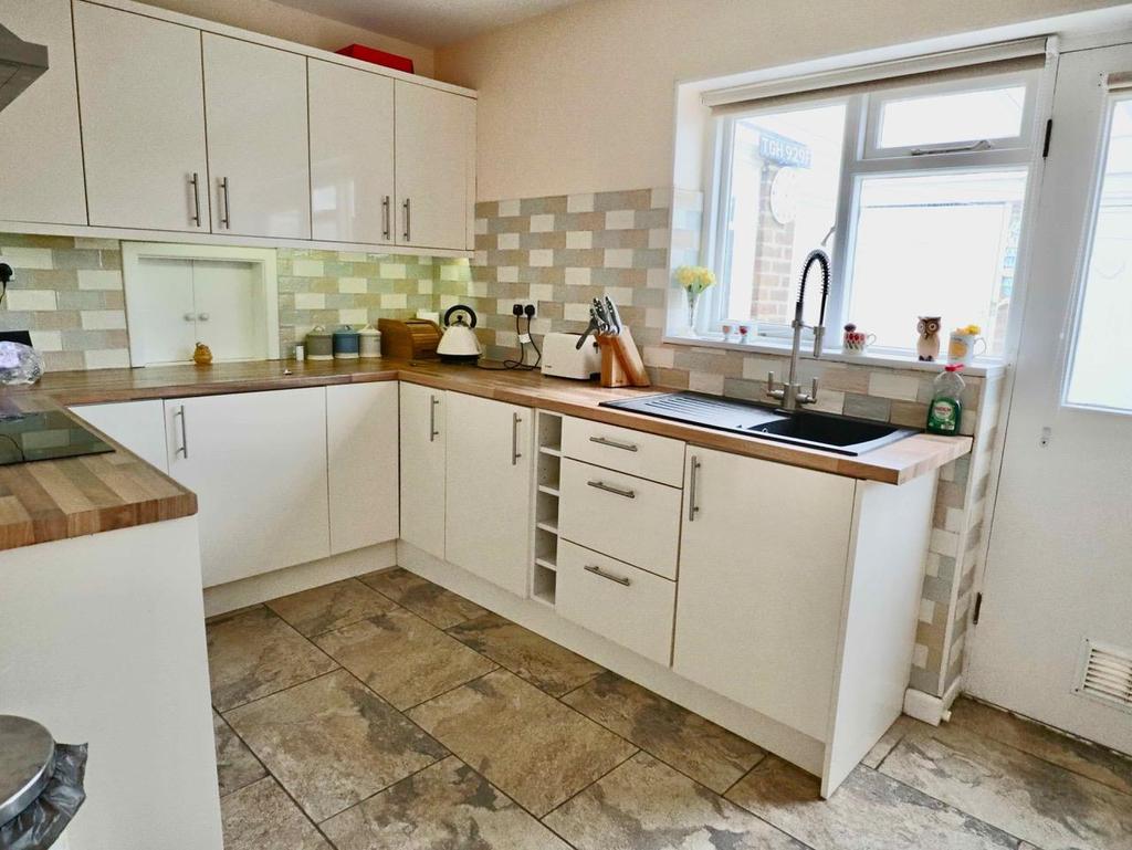 Spacious kitchen (side)