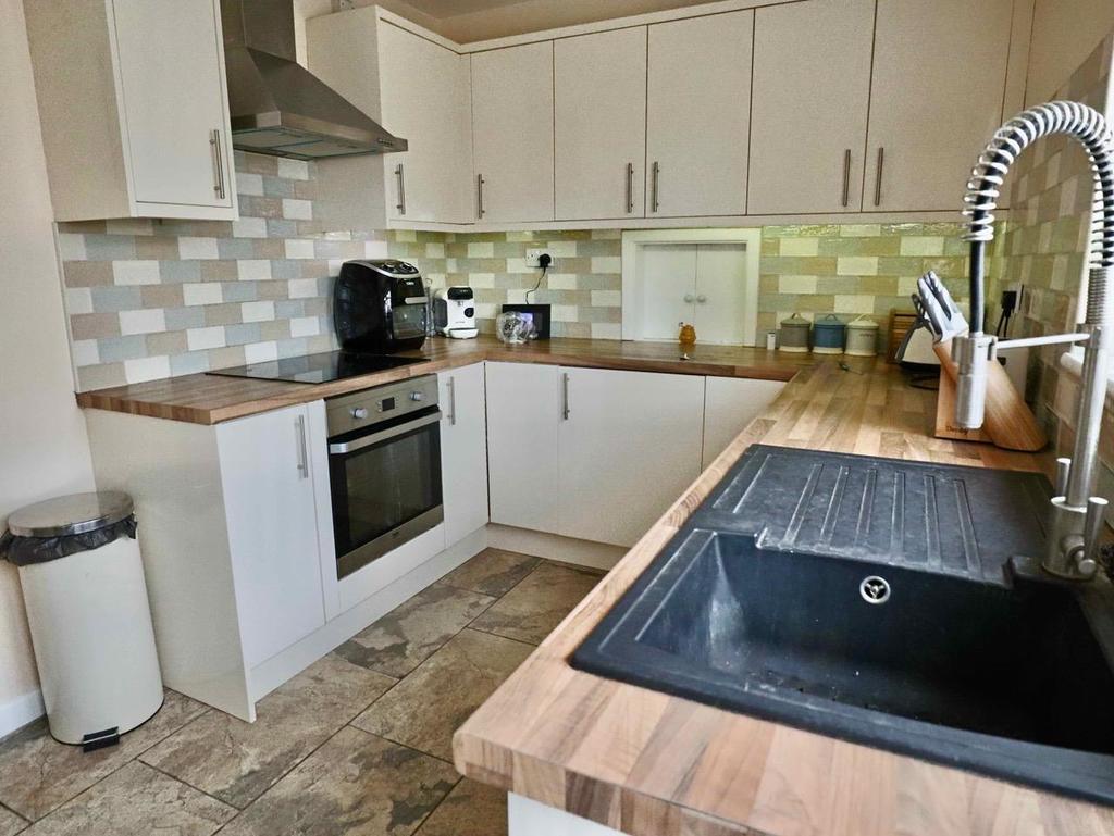 Spacious kitchen (side)