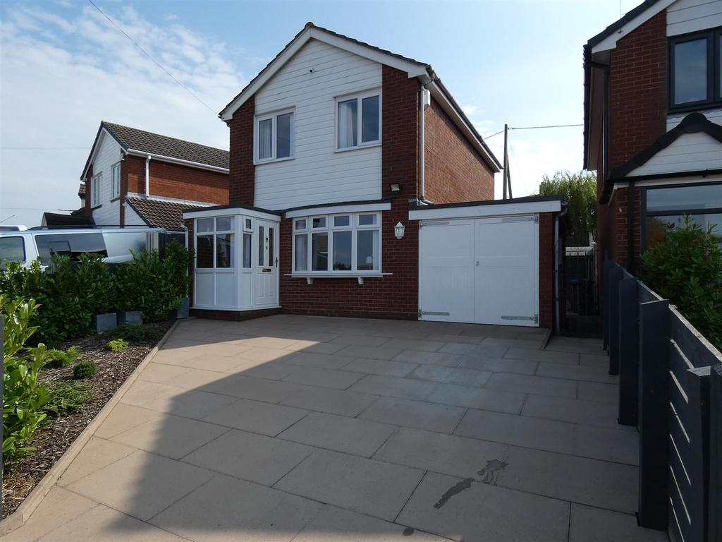 Sandon Close, Cresswell, StokeOnTrent 3 bed detached house £237,500