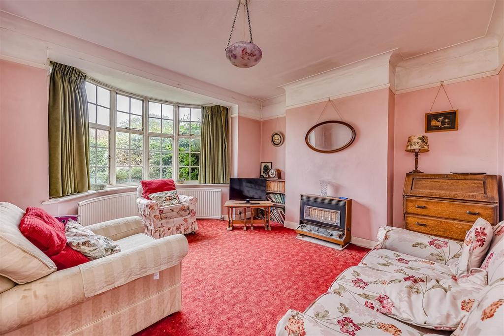 Roundwood Way, Banstead 3 bed semidetached house £675,000