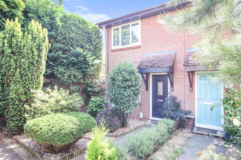 Hollybrook Gardens Locks Heath 2 Bed End Of Terrace House £280 000