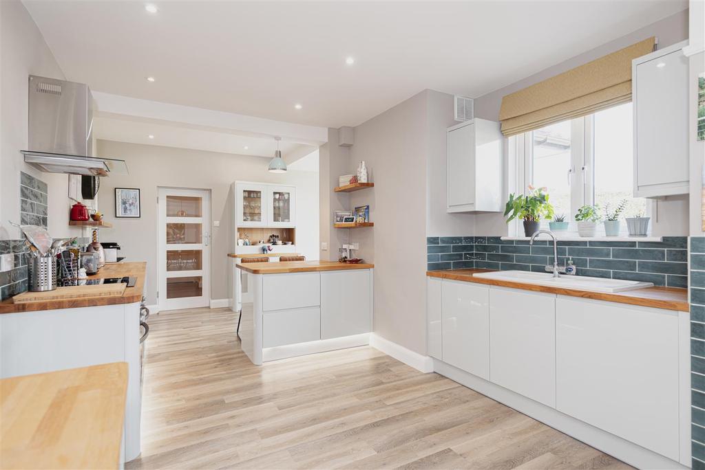 Yewlands Close, Banstead 6 bed detached house £1,350,000