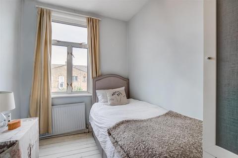 61 Ravensbury Road, London, SW18 4RX