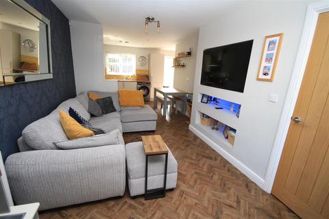 17 Hutton Hall Drive, Bradford, BD2 2AP