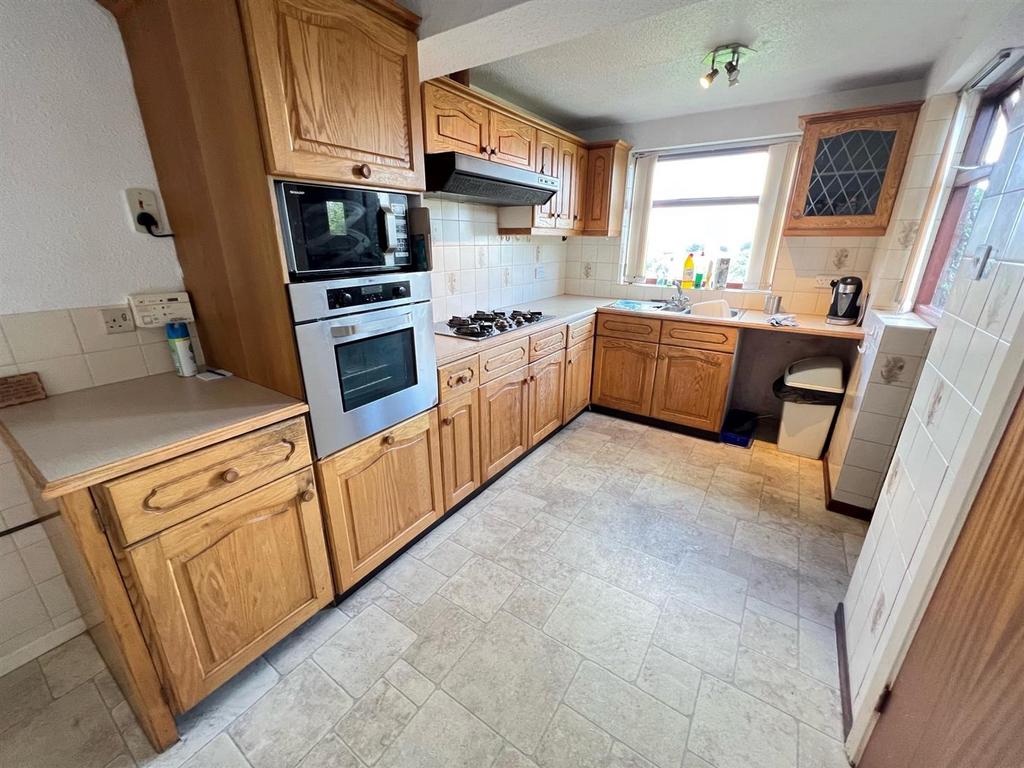 Chawn Park Drive, Stourbridge, DY9 0YG 3 bed semidetached house for