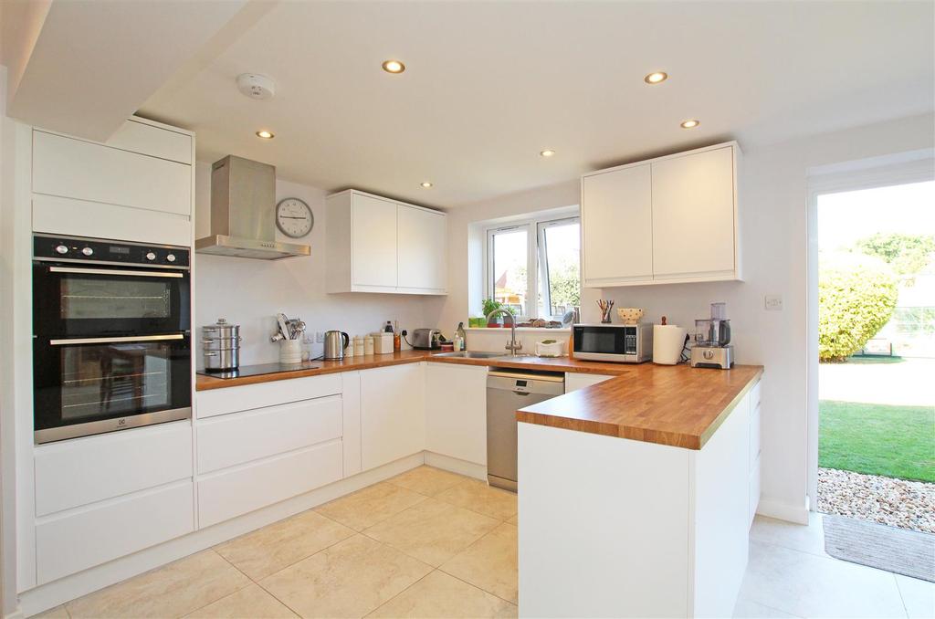 Flaxman Avenue, Chichester 4 bed detached house £925,000