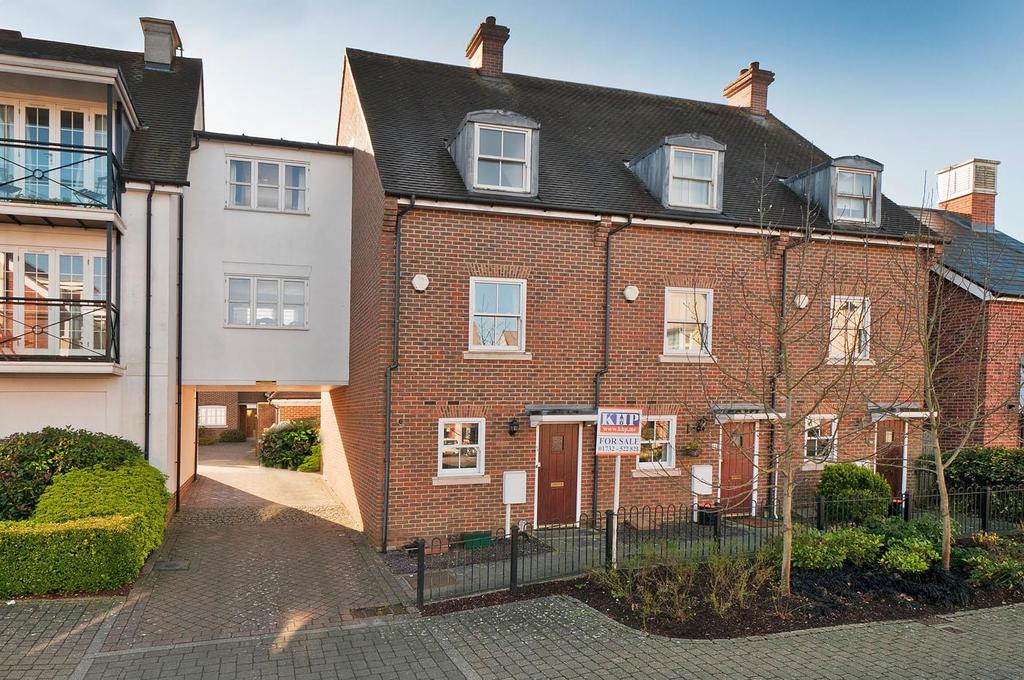 Queen Street, Kings Hill, ME19 4JD 4 bed end of terrace house £1,700 pcm (£392 pw)