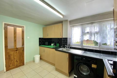 14 Waylands, Hayes, UB3 2QU