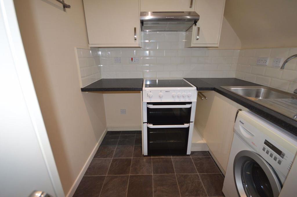 Coate Water 2 bed flat £825 pcm (£190 pw)
