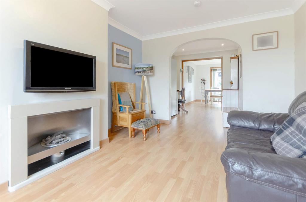 32 Holly Crescent, Dunfermline, KY11 8BT 4 bed semidetached house £