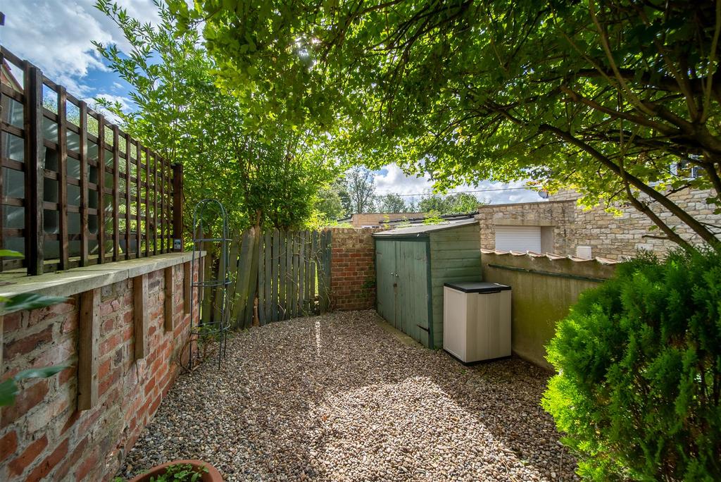 GARDEN &amp; PARKING