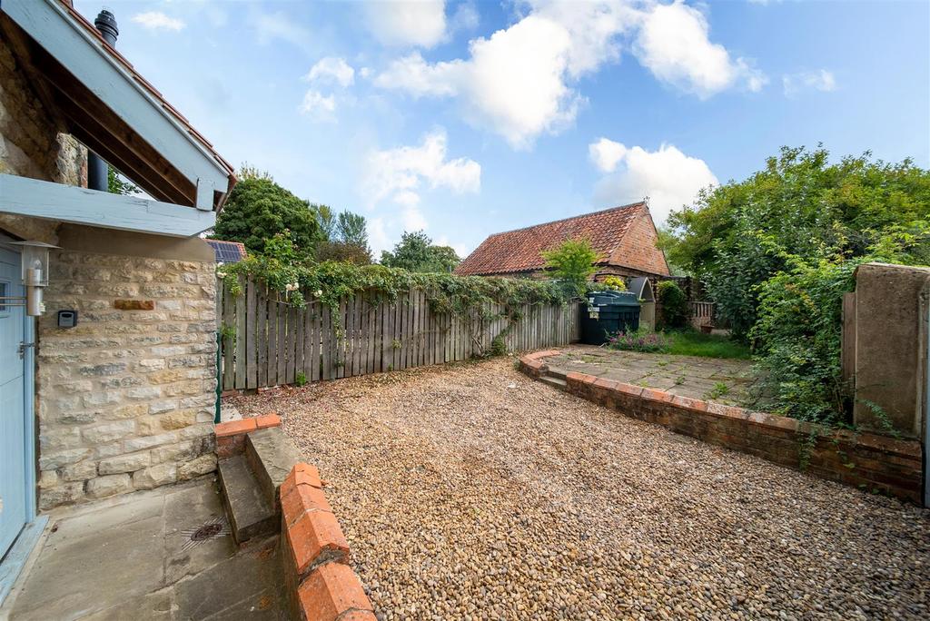GARDEN &amp; PARKING