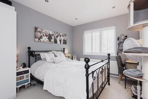 221a Fir Tree Road, Epsom, KT17 3LB