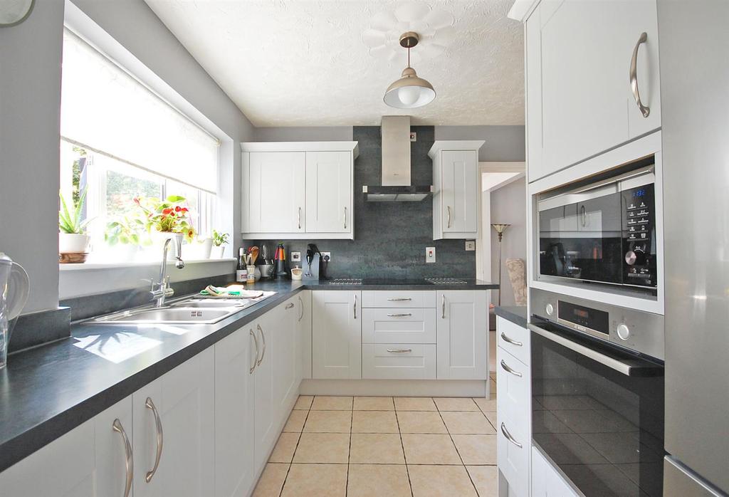 Kitchen b.jpg