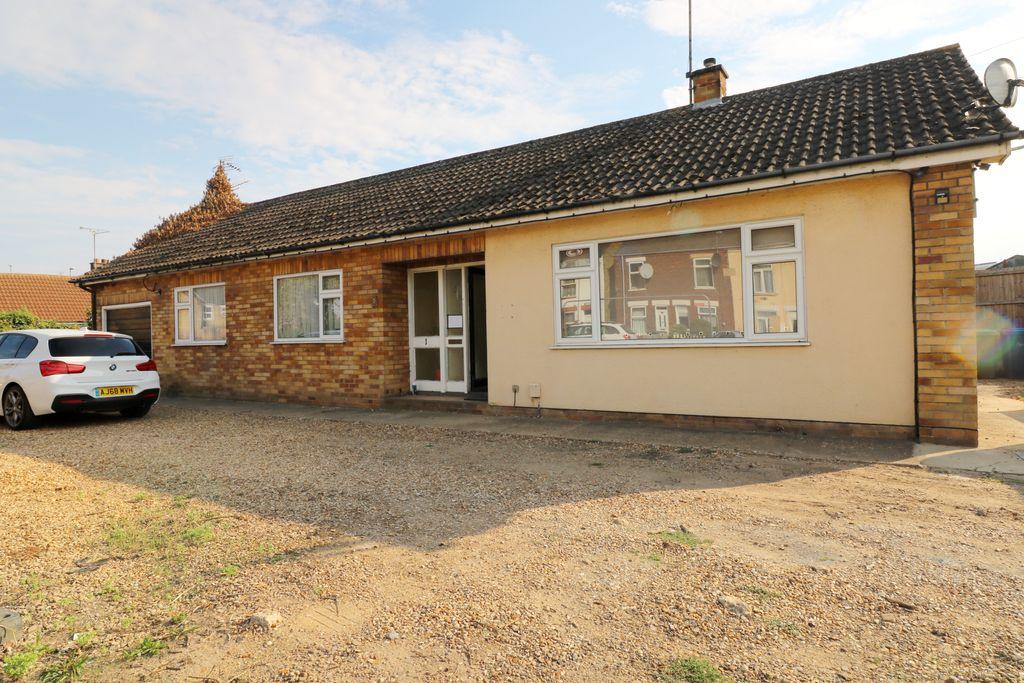 Mount Pleasant Road, Wisbech PE13 3NF 3 bed detached bungalow £220,000