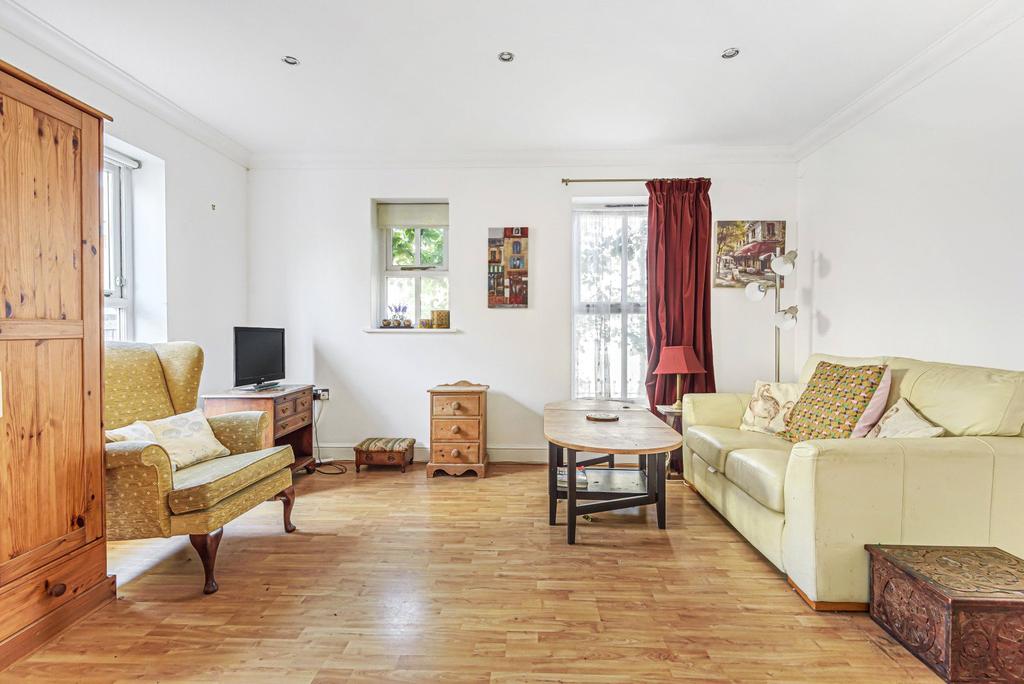 Springfield Lane, Weybridge, Surrey... 2 bed end of terrace house £