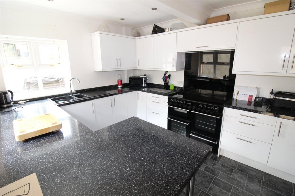 Crown Hill, Rayleigh, Essex, SS6 3 bed semidetached house for sale £
