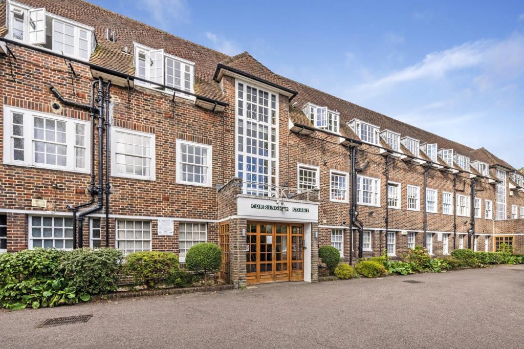 Corringham Court, Corringham Road, London, NW11 3 bed flat for sale £