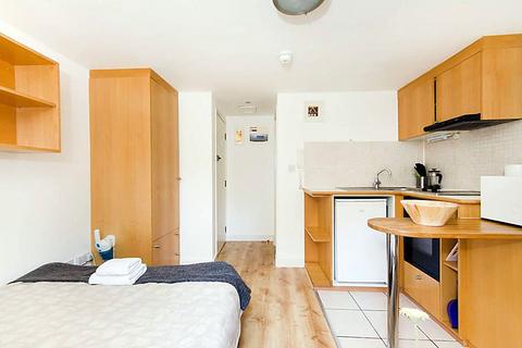 Studio to rent, West Cromwell Road, Earls Court, London SW5