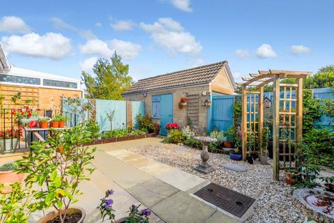 2 bedroom semi-detached bungalow for sale - Willow Grove, South Cerney GL7 5UU
