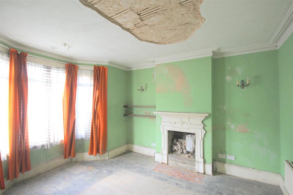 Cromwell Road, Feltham, TW13 3 bed detached house £450,000