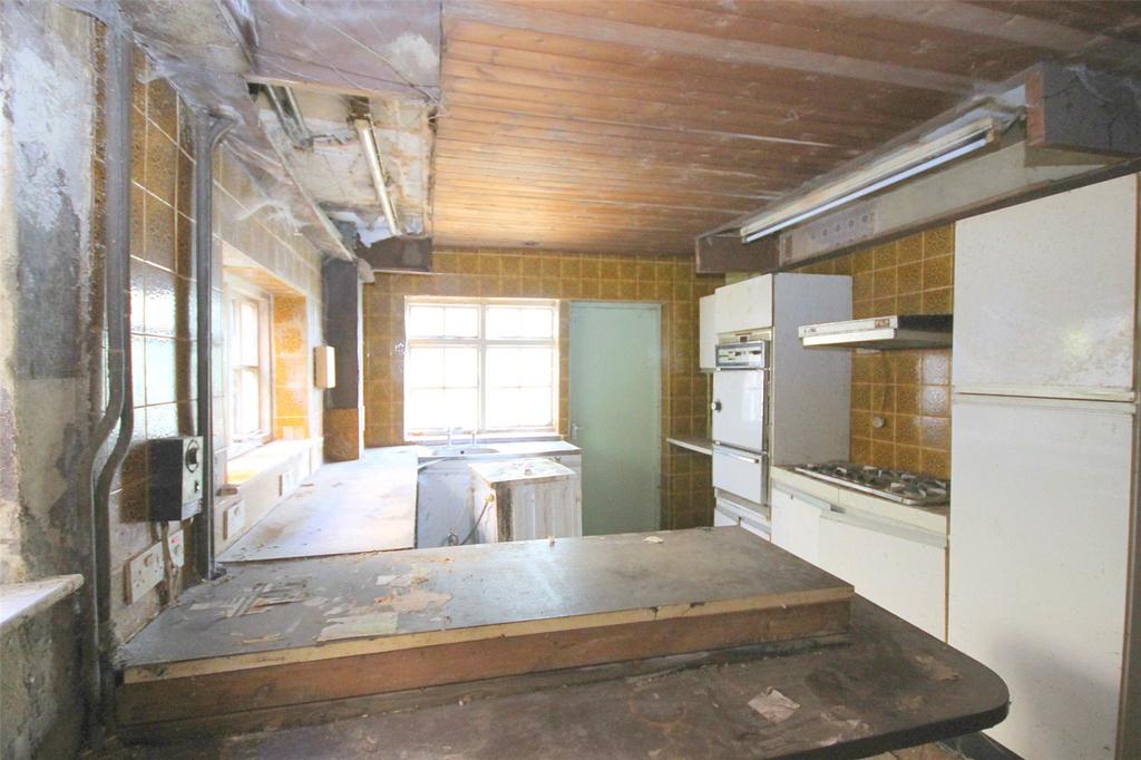 Cromwell Road, Feltham, TW13 3 bed detached house £450,000
