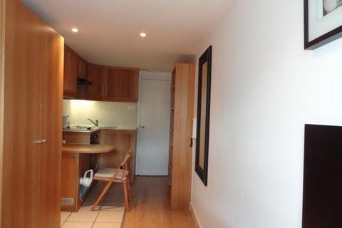 Studio to rent, Cartwright Gardens, Bloomsbury, London, WC1H