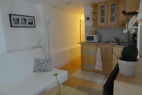 Studio to rent, Claverton Street, Pimlico, London, SW1V