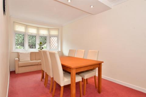 24a Waldegrave Gardens, Upminster, RM14 1UX